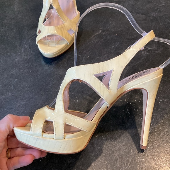 Women Vince Camuto Jessore cream yellow leather Strappy stiletto shoes size 8.5 - Picture 3 of 12